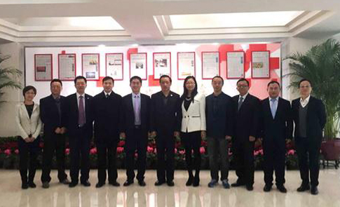 国家旅游局局长李金早（左六）与旅游业青年专家合影。